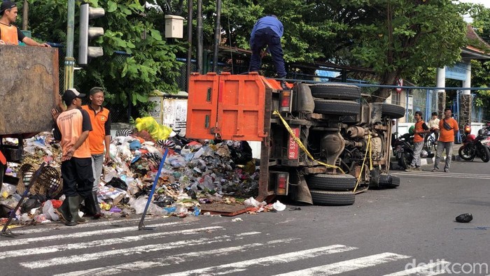 Truk sampah milik DLH Jogja terguling di Gondokusuman, Jogja, Rabu (13/2/2025).