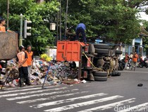 Truk DLH Jogja Terguling di Gondokusuman, Muatan Sampah Tumpah di Jalan