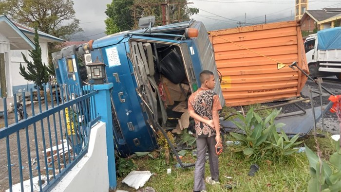 Truk tronton yang menabrak pagar kantor Desa Bandar Baru. (Foto: Dok. Polsek Pancur Batu)