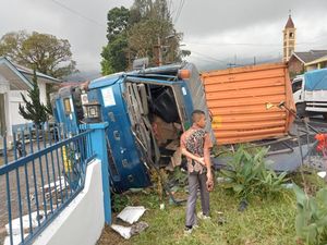 Rem Blong, Truk Tronton Tabrak Pagar Kantor Desa di Deli Serdang