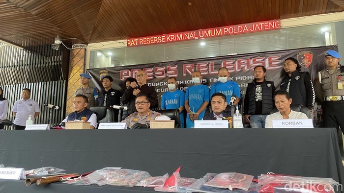 Ungkap kasus perampokan di Pati oleh Ditreskrimum Polda Jateng, di Polda Jateng, Kecamatan Semarang Selatan, Rabu (12/2/2025).