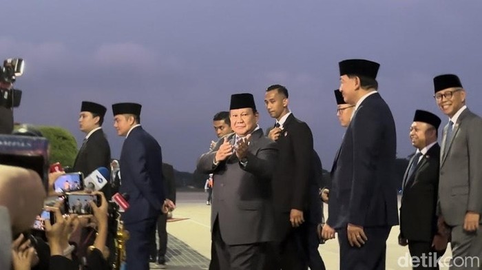 Unjuk jurus silat kala Prabowo selesai mengantar Presiden Turkiye Recep Tayyip Erdogan di Lanud Halim (Firda/detikcom)