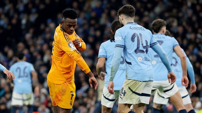 Soccer Football - Champions League - Knockout Phase Playoff - First Leg - Manchester City v Real Madrid - Etihad Stadium, Manchester, Britain - February 11, 2025  Real Madrids Vinicius Junior and Manchester Citys Josko Gvardiol REUTERS/Phil Noble