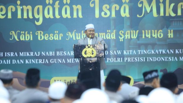 Wakil Kepala Polri (Wakapolri) Komjen Ahmad Dofiri  menghadiri peringatan Isra Mi'raj di Masjid Al Ikhlas, Mabes Polri.