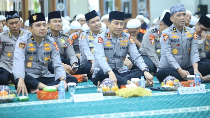 Wakil Kepala Polri (Wakapolri) Komjen Ahmad Dofiri 
 menghadiri peringatan Isra Miraj di Masjid Al Ikhlas, Mabes Polri.