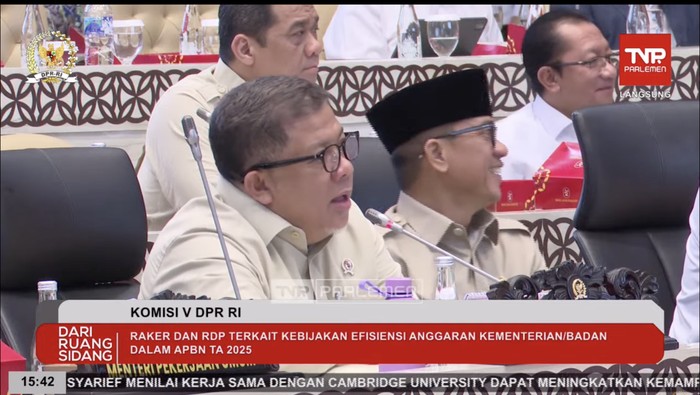 Wakil Menteri PKP Fahri Hamzah dalam rapat kerja dengan Komisi V DPR RI