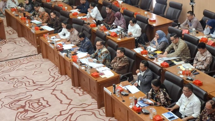 Wakil Menteri (Wamen) ESDM Yuliot Tanjung pada saat Rapat Kerja dengan Komisi XII DPR RI.
