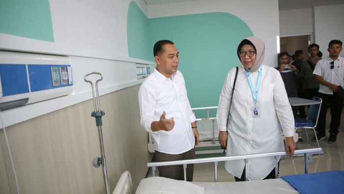 Walkot Surabaya Eri Cahyadi saat meninjau RSUD Eka Cadrarini.