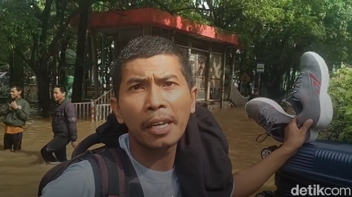 Warga bernama Rudi kehangusan tiket pesawat imbas terjebak banjir di Maros.