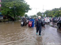 Banjir di Jalan Perintis Kemerdekaan Makassar Bikin Macet-Banyak Motor Mogok