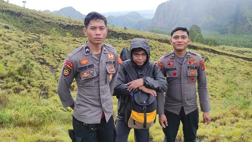 FFA (tengah), wisatawan yang tersesat di wisata alam Bata Ne Suka, Desa Bela, Kecamatan Bajawa, Ngada, NTT. (Dok. Humas Polres Ngada)