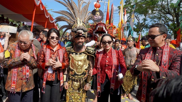Zita Puji Pesona Festival Cap Go Meh & Keunikan Batu Alien di Singkawang