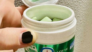 Ada sticky notes yang disisipkan biar nggak asal meper permen karet ke sembarang tempat. Foto: TheHydrogenator3000 via Bored Panda