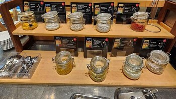 Ada buffet suplemen di salah satu hotel di Jepang. Khusus yang berusia 16 tahun ke atas. Foto: koreandude555 via Bored Panda