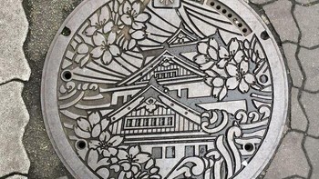 Penutup saluran pembuangan air yang indah. Foto: SpaceMasala via Bored Panda