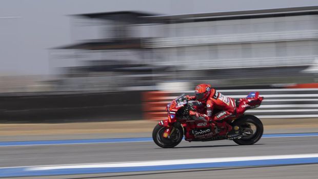 BURIRAM, THAILAND - FEBRUARY 12: Marc Marquez of Spain and  Ducati Lenovo Team heads down a straight during the Thailand MotoGP Test at Chang International Circuit on February 12, 2025 in Buriram, Thailand. (Photo by Mirco Lazzari gp/Getty Images)