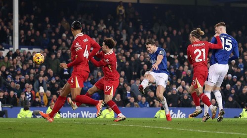 LIVERPOOL, ENGLAND - FEBRUARY 12: James Tarkowski of Everton scores his teams second goal during the Premier League match between Everton FC and Liverpool FC at Goodison Park on February 12, 2025 in Liverpool, England. (Photo by Carl Recine/Getty Images)