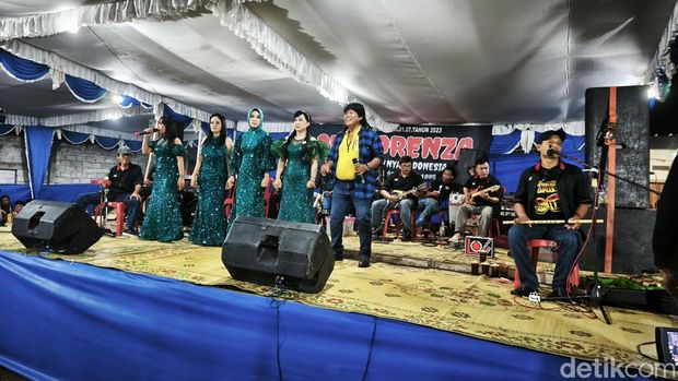 Aksi panggung OM Lorenza di Desa Kenokorejo, Kecamatan Polokarto, Kabupaten Sukoharjo, Rabu (12/2/2025) malam.