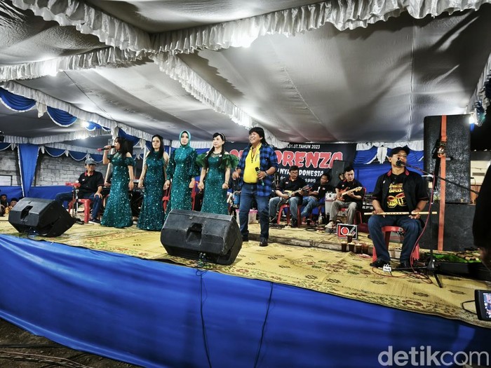 Aksi panggung OM Lorenza di Desa Kenokorejo, Kecamatan Polokarto, Kabupaten Sukoharjo, Rabu (12/2/2025) malam.