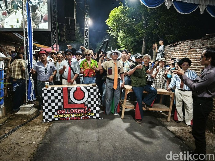 Aksi panggung OM Lorenza di Desa Kenokorejo, Kecamatan Polokarto, Kabupaten Sukoharjo, Rabu (12/2/2025) malam.