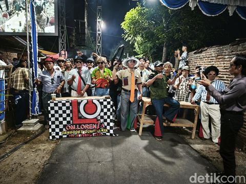 Aksi panggung OM Lorenza di Desa Kenokorejo, Kecamatan Polokarto, Kabupaten Sukoharjo, Rabu (12/2/2025) malam.