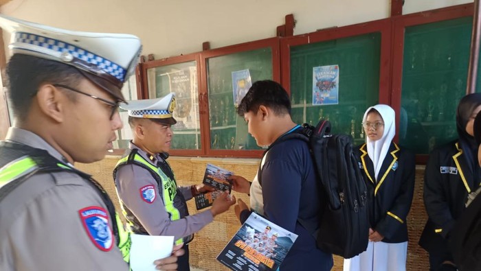 Anggota Satlantas Polres Bojonego beri penyuluhan ke pelajar