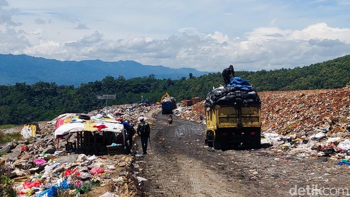 Antrean Truk Pembuangan Sampah di Dalam Area TPA Sarimukti