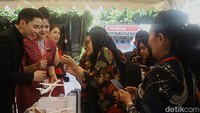 Sejumlah siswa SLTA didampingi guru mengikuti acara ini. 