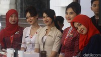Para pramugari Lion Air menyambut mereka dengan senyuman. 