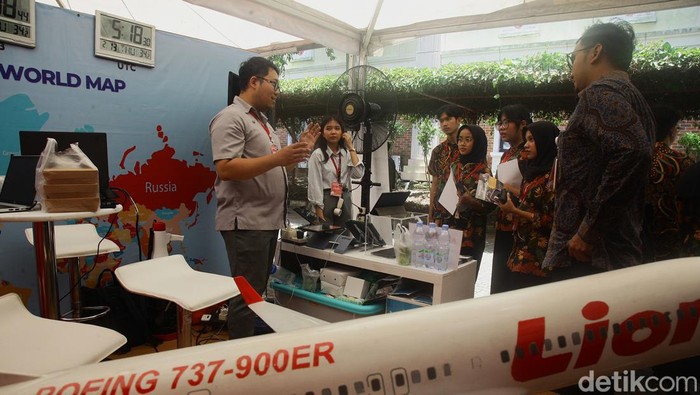 Antusias Pelajar Mengenal Industri dan Ekosistem Penerbangan Lion Group memberikan kesempatan kepada para pelajar untuk mengenal industri dan ekosistem penerbangan. Para pelajar SLTA ini tampak antusias.