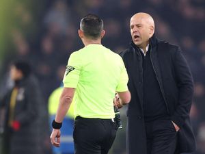 Arne Slot Protes Wasit sampai Dihukum, Begini Kata-kata Pedasnya