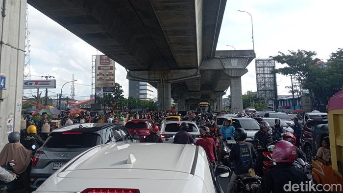 Arus lalu lintas di Jalan AP Pettarani Makassar mengalami kemacetan.