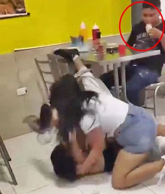 wanita bertengkar gegara rebutan ayam goreng