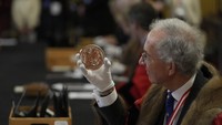 Uji coba, yang dikenal sebagai Uji Pyx, dirancang untuk mencegah pemalsuan dengan memeriksa dan menimbang sampel ribuan koin dari The Royal Mint untuk memastikan koin tersebut memenuhi standar yang paling ketat.  