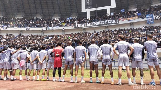 Bobotoh memberikan dukungan untuk Persib Bandung jelang laga melawan Persija Jakarta.
