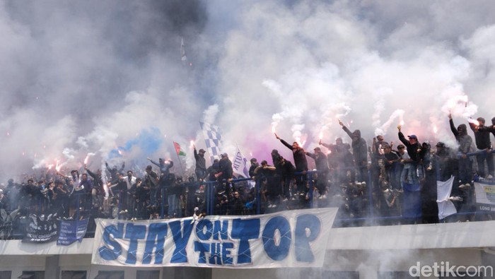 Bobotoh memberikan dukungan untuk Persib Bandung jelang laga melawan Persija Jakarta. Bobotoh memberikan dukungan untuk Persib Bandung jelang laga melawan Persija Jakarta.