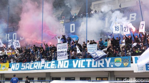 Bobotoh memberikan dukungan untuk Persib Bandung jelang laga melawan Persija Jakarta.