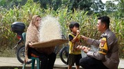 Brigadir Riefky Gagas 1 Day 1 Egg Turunkan Angka Stunting di Desa Mamuju