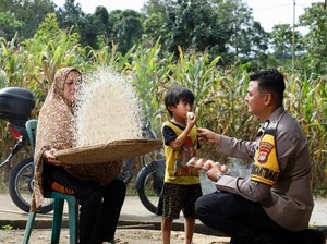 Brigadir Riefky Gagas 1 Day 1 Egg Turunkan Angka Stunting di Desa Mamuju