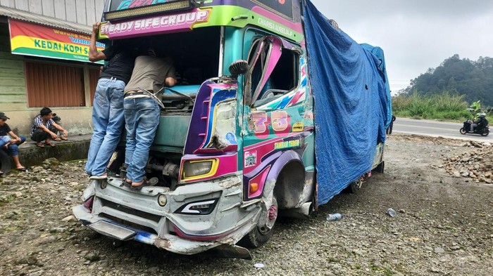 Bus bawa rombongan anak sekolah yang mengalami kecelakaan. (Dok. Polsek Pancur Batu)