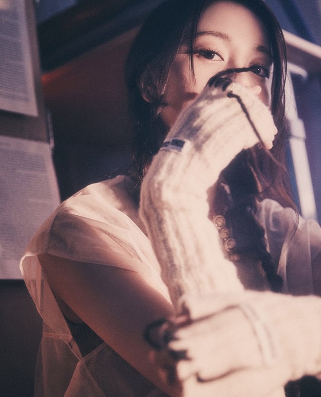 Dia mulai bergabung sebagai trainee SM Entertainment pada tahun 2022 dan lolos audisi setelah menyanyikan lagu ‘Best Part’ milik Daniel Caesar. Bakat seni telah mengalir dalam dirinya yang berasal dari keluarga seniman. Selain menguasai kemampuan vokal, dia bisa bermain piano. Foto: dok. Instagram @hearts2hearts