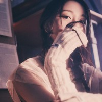 Dia mulai bergabung sebagai trainee SM Entertainment pada tahun 2022 dan lolos audisi setelah menyanyikan lagu ‘Best Part’ milik Daniel Caesar. Bakat seni telah mengalir dalam dirinya yang berasal dari keluarga seniman. Selain menguasai kemampuan vokal, dia bisa bermain piano. Foto: dok. Instagram @hearts2hearts