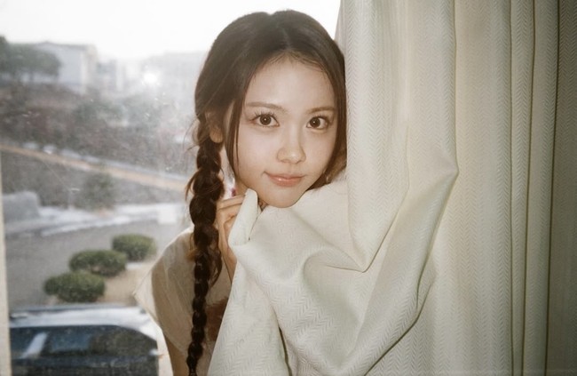 Dengan mata besar, hidung mancung, kulit putih, dagu berbentuk V, Carmen lolos masuk standar kecantikan di Korea Selatan. Foto: dok. Instagram @hearts2hearts