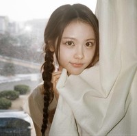 Dengan mata besar, hidung mancung, kulit putih, dagu berbentuk V, Carmen lolos masuk standar kecantikan di Korea Selatan. Foto: dok. Instagram @hearts2hearts