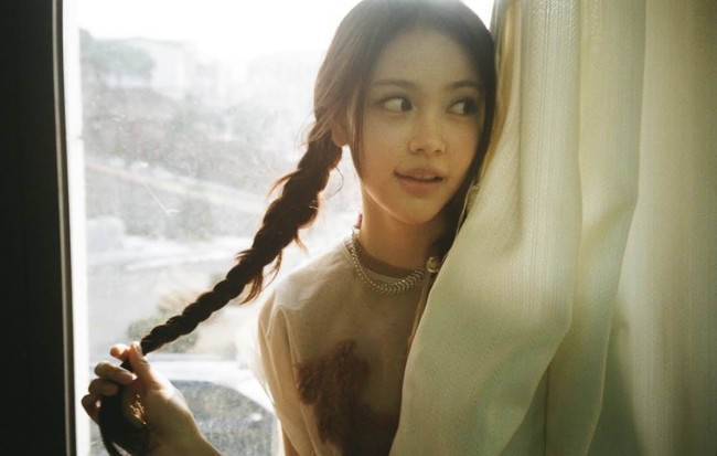 Viral postingan di forum komunitas Korea berjudul, “Siapa yang paling mirip dengan Carmen?” Meskipun berasal dari Indonesia, personel grup KPop Heart2Hearts itu dinilai mirip Yoona SNSD, Chaeyoung TWICE, Rami BABYMONSTER, hingga Lily NMIXX. Foto: dok. Instagram @hearts2hearts