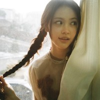 Viral postingan di forum komunitas Korea berjudul, “Siapa yang paling mirip dengan Carmen?” Meskipun berasal dari Indonesia, personel grup KPop Heart2Hearts itu dinilai mirip Yoona SNSD, Chaeyoung TWICE, Rami BABYMONSTER, hingga Lily NMIXX. Foto: dok. Instagram @hearts2hearts