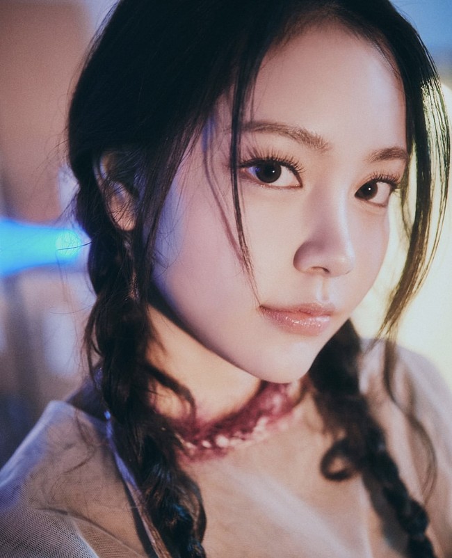 Netizen Korea juga sempat membicarakan foto-foto predebut Carmen Hearts2Hearts saat masih menetap dan bersekolah di Bali. Gadis 18 tahun itu mengingatkan netizen Korea dengan Ryujin ITZY dan Jihyo TWICE. Foto: dok. Instagram @hearts2hearts