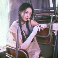 Pada Rabu (12/2/2025), SM Entertainment membagikan foto teaser kedelapan personel grup KPop Hearts2Hearts untuk lagu debut mereka ‘The Chase’. Secara khusus, Carmen menjadi sorotan karena mengingatkan netizen Korea dengan paras cantik sejumlah idol KPop wanita yang berasal dari Korea. Foto: dok. Instagram @hearts2hearts