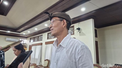 Community Director Finns Beach Club, I Wayan Asrama, saat diwawancarai di DPRD Bali, Kamis (13/2/2025).