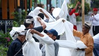 Tradisi resik lawon yang digelar secara turun-temurun oleh warga suku Osing itu setiap bulan Ruwah pada penanggalan Jawa untuk mensucikan diri jelang menghadapi bulan suci Ramadhan.